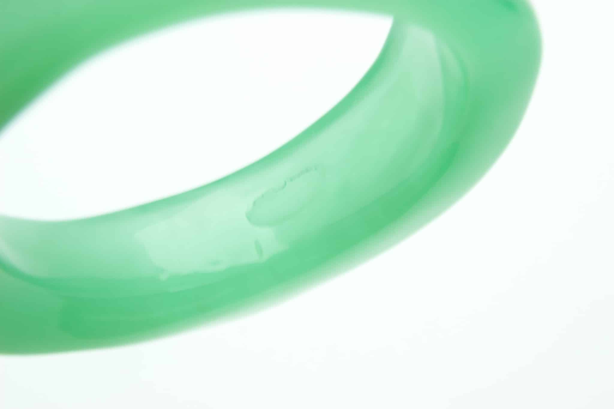 bracelet élastique perles en résine argentée et pierres vertes bijou